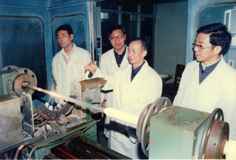 赵梓森院士在简陋的实验室里拉出中国第一根石英光纤(复原图) 赵梓森院士在简陋的实验室里拉出中国第一根石英光纤(复原图)