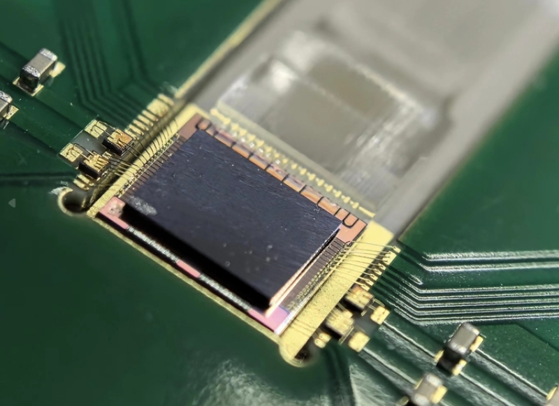 2Tb/s硅基3D集成光接收芯粒 2Tb/s硅基3D集成光接收芯粒