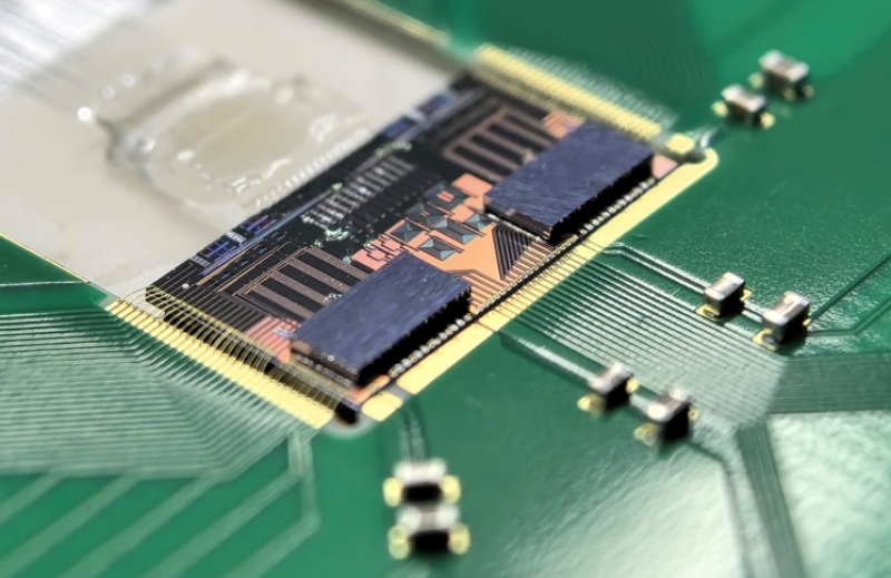 2Tb/s硅基3D集成光发射芯粒 2Tb/s硅基3D集成光发射芯粒