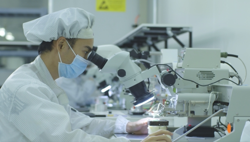 研究人员正在进行芯片金丝键合操作 研究人员正在进行芯片金丝键合操作