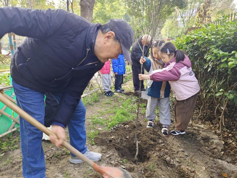 崇川区狼山镇街道:“植”此青绿志愿行,银发护苗“阅”生态
