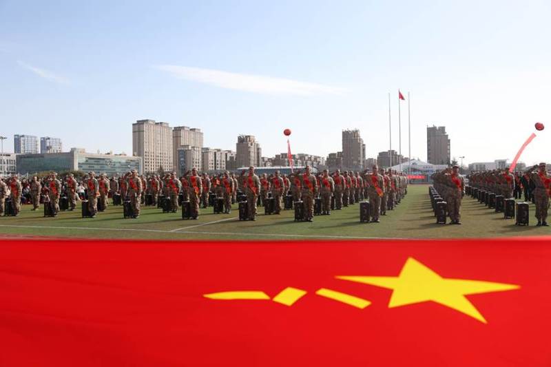 图四：面向军旗庄严宣誓