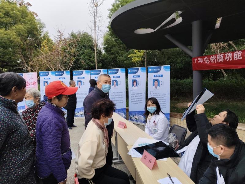 崇川区狼山镇街道：专家义诊进社区 温暖秋冬在网格
