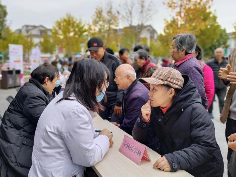 崇川区狼山镇街道：专家义诊进社区 温暖秋冬在网格