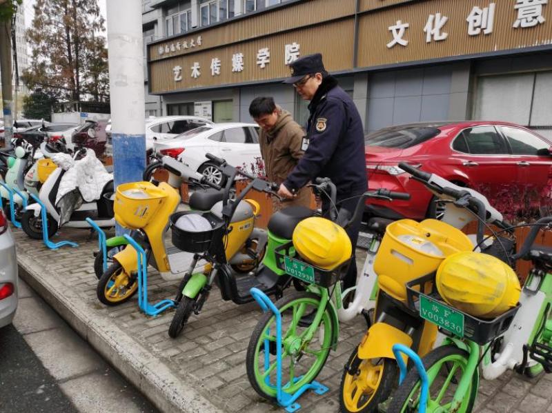 虹桥街道多举措整治共享电动车乱停乱， 为城市道路畅通“脉络”