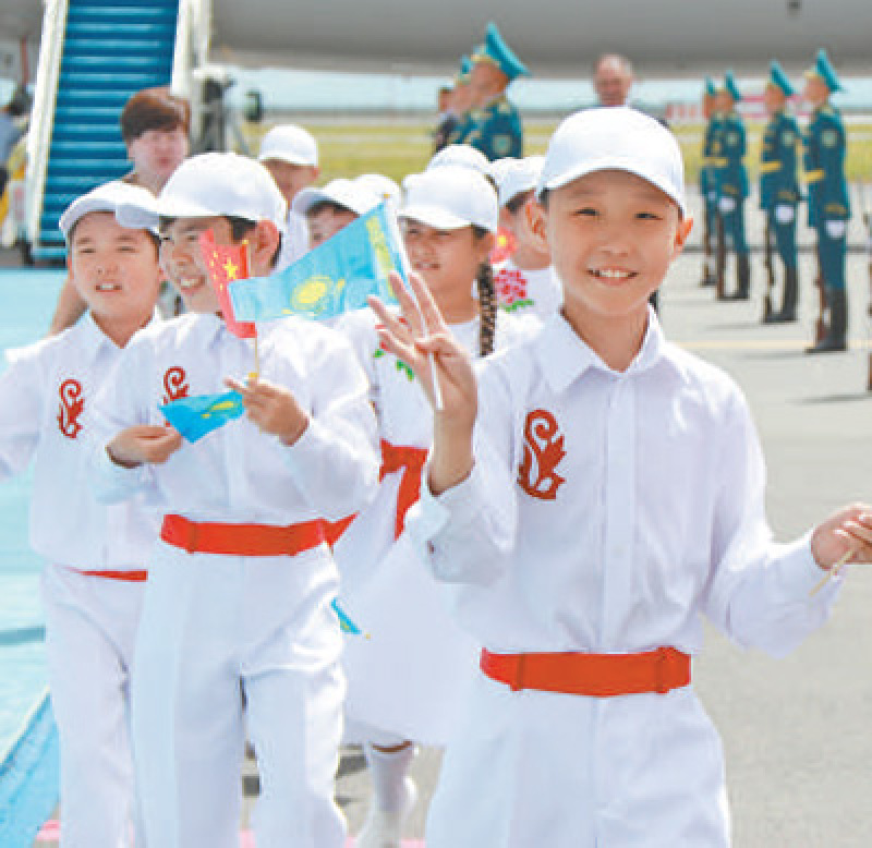 7月2日，哈萨克斯坦儿童在阿斯塔纳机场热烈欢迎习近平主席到访。本报记者 王洲 摄