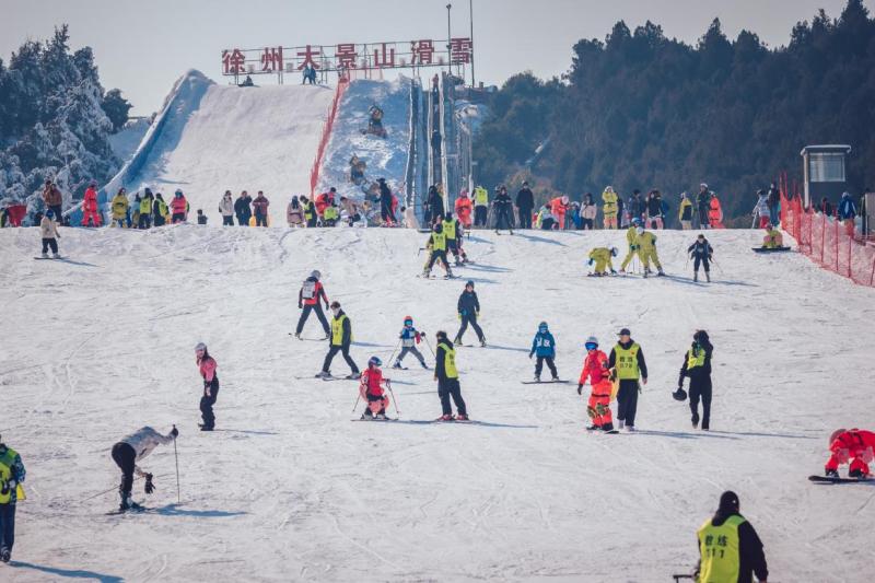 第十一届全国大众冰雪季活动（江苏分会场）暨徐州市文体旅促消费冰雪游专场在贾汪举行