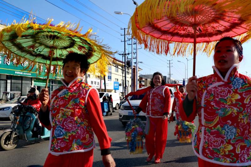 东海双店镇：锣鼓喧天舞雄狮 热热闹闹过大年