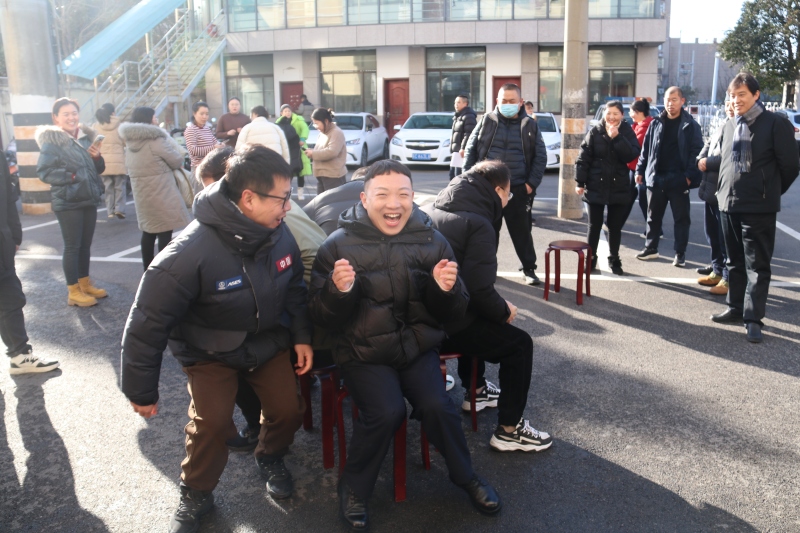  徐州市云龙区骆驼山街道：趣味运动燃激情 欢声笑语迎新春