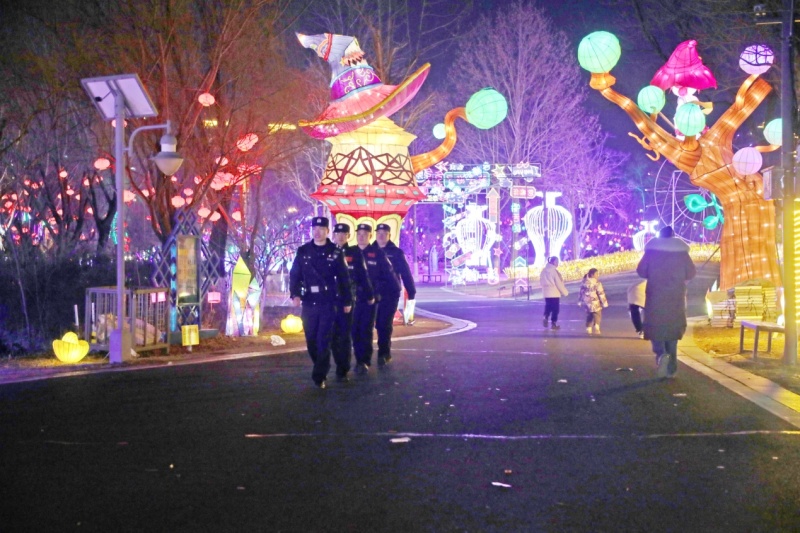 花灯璀璨夜，良辰“警”色浓