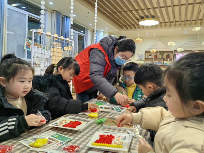 泗洪县大楼街道隆源社区开展“雷锋精神照我行 童爱温暖春天里”学雷锋主题活动