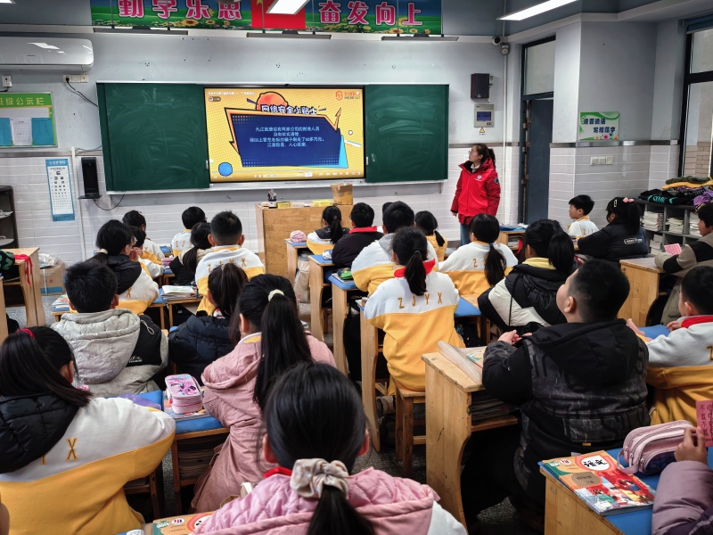 南通市崇川区天生港镇街道：小手触网 指尖向阳