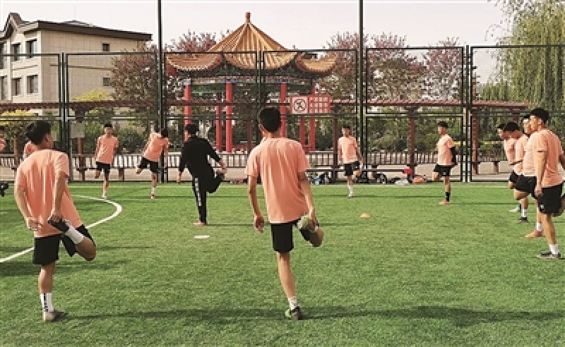 足球拓荒与爱情长跑